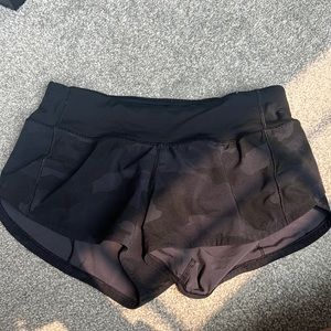 Lululemon Speed Up Shorts// Black Camo